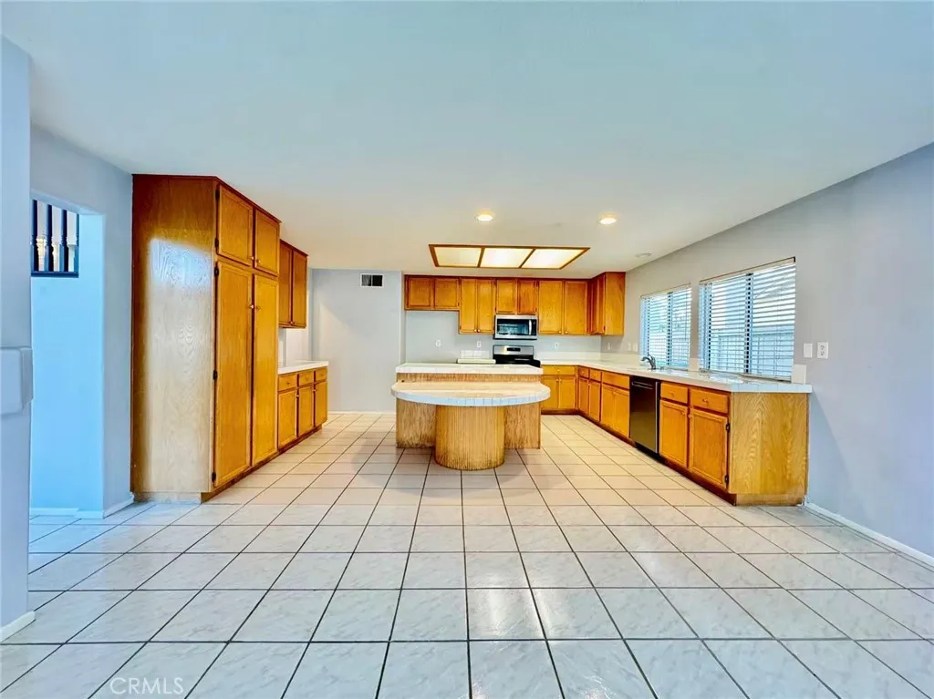 676 Avondale Drive, Corona, California 92879 home-pic-7